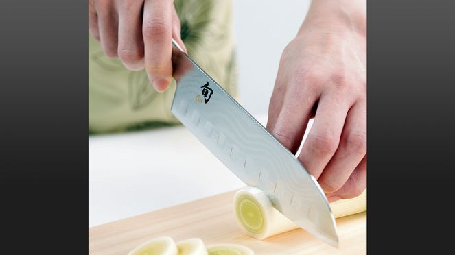 Kai Shun Santoku mit Kullenschliff Kai Shun Santoku mit Kullenschliff
