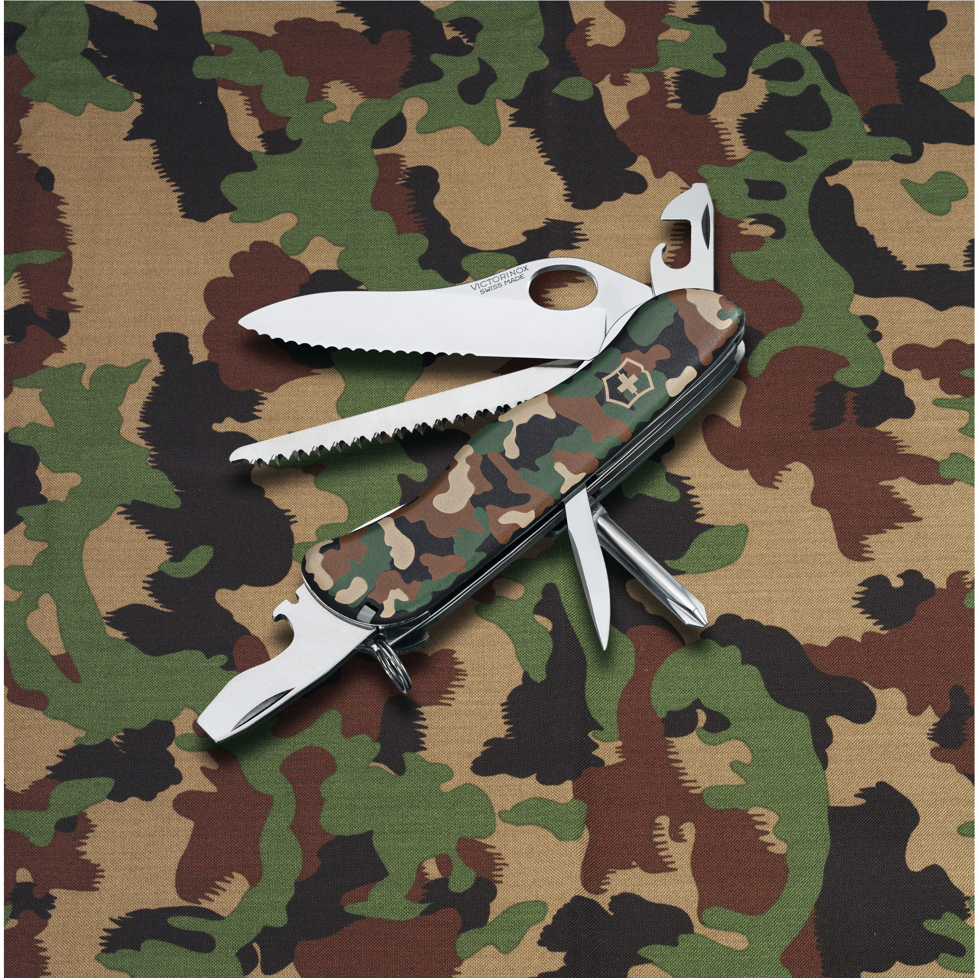 Victorinox Trailfinder mit Einhand-Feststellklinge und 2/3 Wellenschliff  camouflage